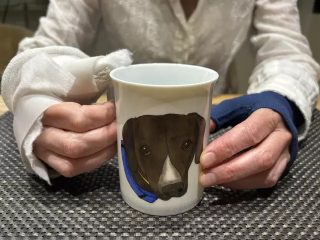 Beim Kaffee mit MeinBezirk-Redakteurin Waltraud Fischer: Nach zehn Monaten ist Susi S. froh, dass sie zumindest wenige Kleinigkeiten wieder mit ihren Händen ausführen kann.  | Foto: Waltraud Fischer