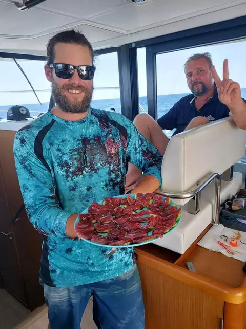 Einige Fänge werden direkt an Bord zu Sashimi verarbeitet. | Foto: Privat