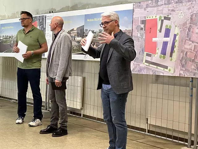 City-Manager Martin Rella (r.) erläutert die Sichtweise der Stadt Bad Vöslau | Foto: Stockmann