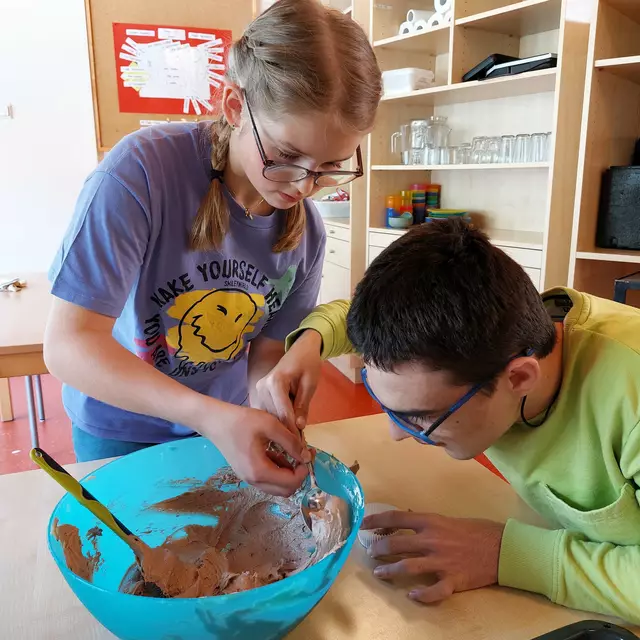Annalena (MS Sillian) hilft André beim Befüllen der Formen. | Foto: ASO Sillian