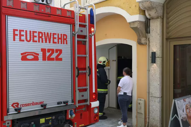 Wegen angebranntem Essen: Feuerwehr musste durch die enge Schmidgasse in der Welser Innenstadt zu einem gemeldeten Brand vorrücken. | Foto: laumat.at