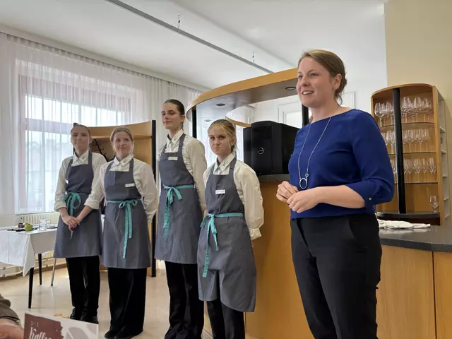 Nach dem gelungenen Service stellen sich die Schülerinnen vor. | Foto: Alexandra Goll