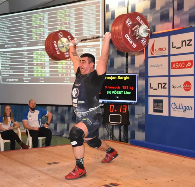 Sargis Martirosjan (VÖEST) beim Stoßen

Foto: Conny Högg