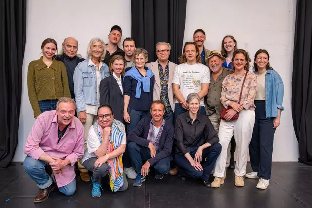 Ensemble "Arsen und Spitzenhäubchen" bei Probenstart.
 | Foto: Lalo Jodlbauer