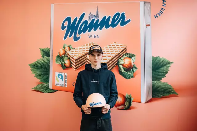 Maximilian Ortner wird künftig mit dem ikonischen rosafarbenen Helm von der Schanze springen.  | Foto: Hartwig Winkler