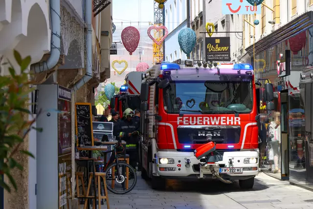 Wegen angebranntem Essen: Feuerwehr musste durch die enge Schmidgasse in der Welser Innenstadt zu einem gemeldeten Brand vorrücken. | Foto: laumat.at