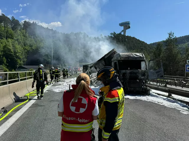 Die Schäden an der Infrastruktur sind groß. Der Lkw-Fahrer wurde verletzt in die Klinik gebracht. | Foto: Rotes Kreuz
