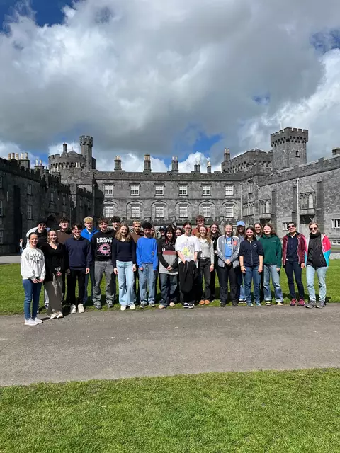 Bei dem für die Region außergewöhnlich trockenen und sonnigen Wetter, erkundeten die sprachbegeisterten Waidhofner Schüler und Schülerinnen die Region, unter anderem bei einem Cliffwalk in Howth, einem Ausflug nach Kilkenny und Glendalough sowie bei Stadtspaziergängen im lebendigen und geschichtsträchtigen Dublin. | Foto: BRG WY