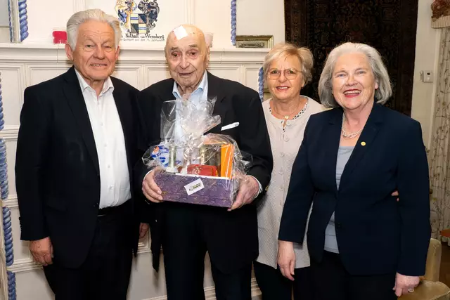 Landesobmann LH a.D. Josef Pühringer; der Jubilar Wilhelm Nothaft, eine Freundin der Familie Helga Billek und Obfrau Ursula Voglsam (v. l.). | Foto: Seniorenbund Oö