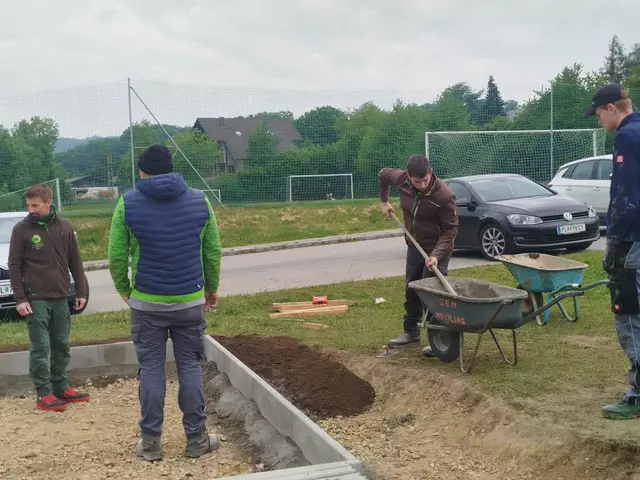 In zwei Tagen baute die Landjugend den ersten Teil des Mehrgenerationenplatzes | Foto: Gemeinde Neidling