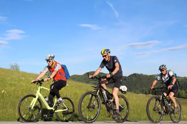 Von Waidhofen war zuerst der Arzberg zu erklimmen und schon waren die Radfahrer in sonnigen Höhen. | Foto: TZW/Fritz Auer