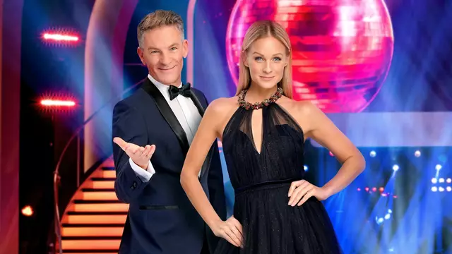 Moderiert wird die Finalsendung der aktuellen Staffel "Dancing Stars" erneut von Mirjam Weichselbraun und Andi Knoll. | Foto: ORF/Roman Zach-Kiesling