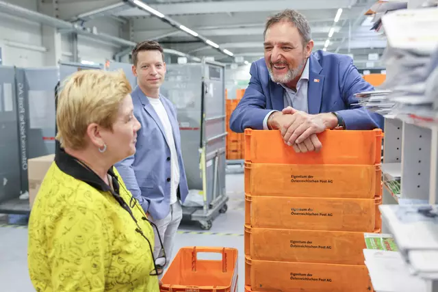 Gerhard Michalitsch machte sich beim Betriebsbesuch ein Bild vom Standort und führte Gespräche mit den Mitarbeitenden. | Foto: AK Burgenland