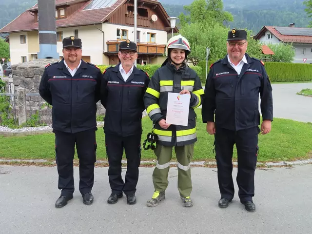 v.l.: Ausbildungsleiter-Stv. Christian Zerza, Ausbildungsleiter Robert Koppensteiner, Melanie Guggenberger (FF St. Paul im Gailtal) und BFK Herbert Zimmermann | Foto: BfKdo Hermagor
