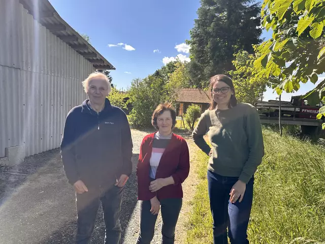 Familie Zetter mit Astrid Kropf, der Historikerin vom Ensemble Gerersdorf | Foto: Lisa Stöckl 