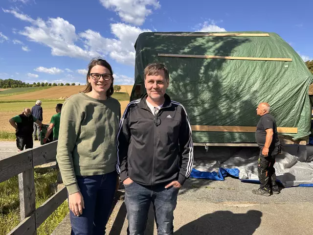 Astrid Kropf mit dem Chef der Firma Pfneiszl Bau GmbH, welche maßgebend an der Transportvorbereitung des Kitting beteiligt war  | Foto: Lisa Stöckl 