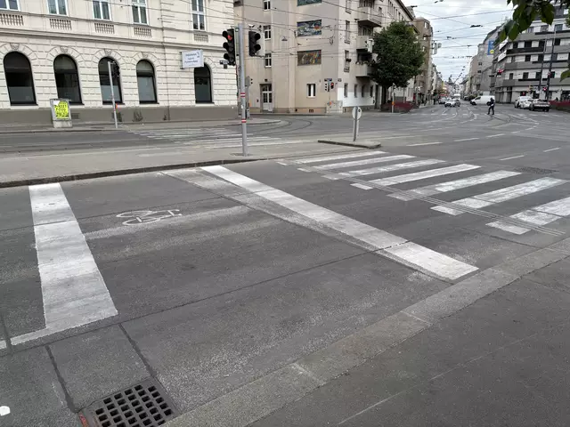 In der Radbox können sich Radlerinnen und Radler künftig vor wartende Autos reihen. Das freut nicht alle im Bezirk. | Foto: Ipirotis/MeinBezirk