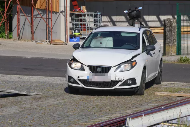 In Krenglbach werden nach einem Auffahrunfall zwei Pkw beschädigt – ein weißer Seat im Frontbereich und ein grauer Mazda am Heck. | Foto: laumat.at
