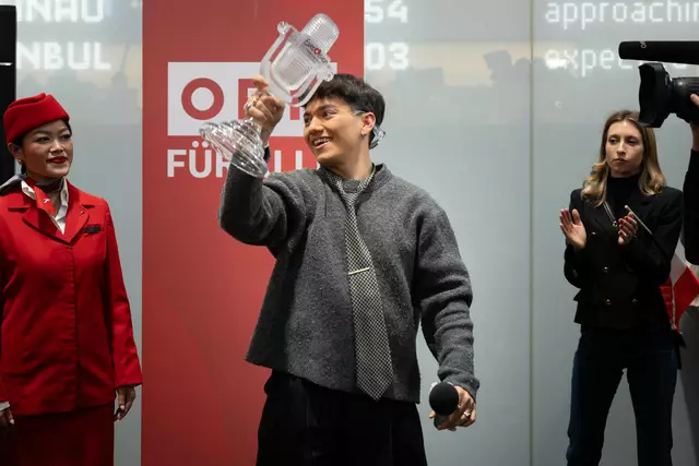 Mit dem ESC-Pokal feierte JJ mit seinen Fans. | Foto: Emanuel Ullmann/MeinBezirk