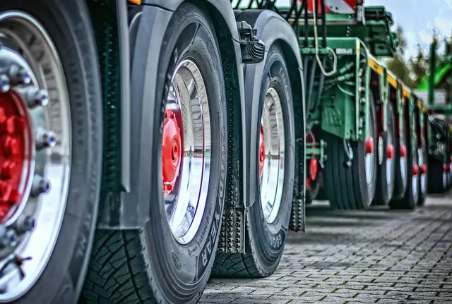 Ein 61-Jähriger wurde unter einem Lkw eingeklemmt, als er versucht hat, den Unterboden zu inspizieren. (Symbolfoto) | Foto: Tama66/Unsplash