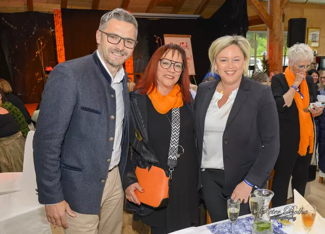 LtAbg Markus Scharflechner, Lisbeth Schwarzenbacher und Bezirkshauptfrau-Stv. Mag. Alexandra Krabath. | Foto: Peter Bolha
