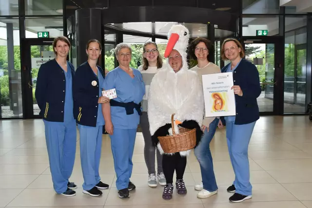 Die Hebammen verteilten Botschaften rund ums Scheibbser Klinikum "Eine Hebamme macht vieles einfacher": Sabine Ekker, Sarah Schönhofer, Ulrike Brottrager, Magdalena Längauer, Maria Krempl, Bettina Schatzeder und Elfriede König (leitende Hebamme) | Foto: Isabella Karner/Landesklinikum Scheibbs