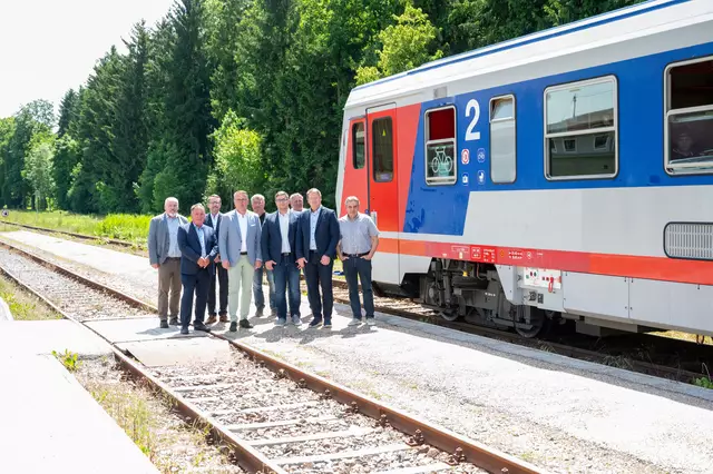 Die Bürgermeister Bernhard Öttl (Reichersberg), Friedrich Stockmayr (Antiesenhofen), Andreas Redhammer (Vize-Bgm. St. Martin), Günther Lengauer (Utzenaich), Herbert Hötzeneder (Vize-Bgm. Aurolzmünster), Benjamin Salhofer (St. Martin), Alois Schönberger (Vize-Bgm. Reichersberg), Manfred Hofinger (Lambrechten) und Alois Bögl (Vize-Bgm. Ort) | Foto: ÖVP