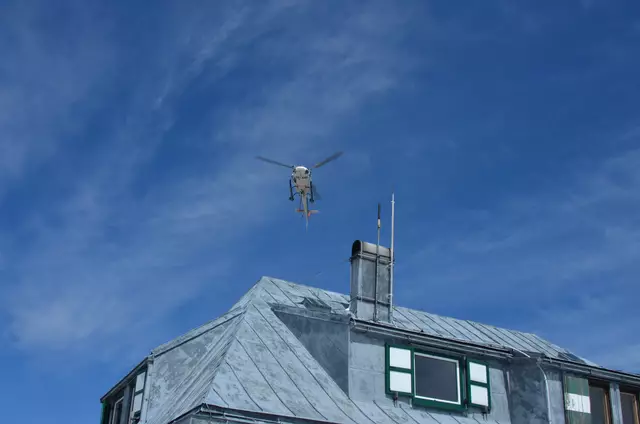 Sobald der Helikopter gelandet ist, wird seine wertvolle Fracht entladen. | Foto: WAFO