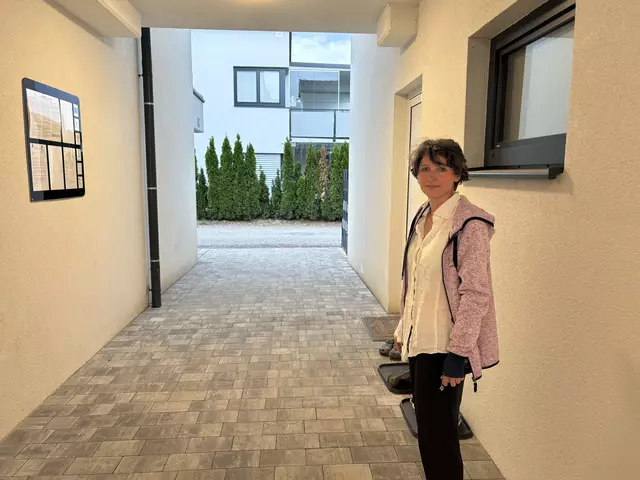 Susi S. zeigt, wo sie im Vorjahr von Hund "Xena" gebissen wurde. | Foto: Waltraud Fischer