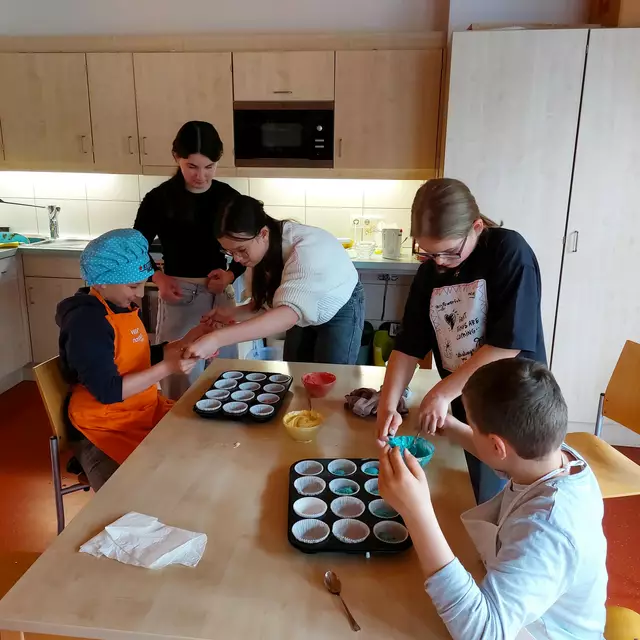 Paulina, Nadja und Annalena von der MS Sillian mit Magnus und Luis beim Verzieren der bunten Muffins. | Foto: ASO Sillian