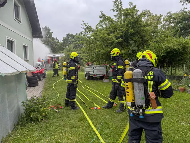 Atemschutztrupp im Einsatz – Mit Löschleitung und Wärmebildkamera geht es in den verrauchten Keller. | Foto: BFKDO Hollabrunn