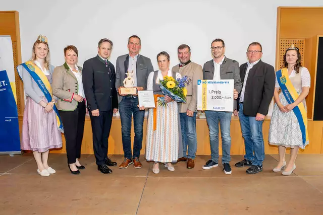 Sieger Goldene Bella (v.l.): NÖ Milchkönigin Kathrin II., LK NÖ-Vizepräsidentin Andrea Wagner, LK NÖ-Präsident Johannes Schmuckenschlager, Sieger „Goldene Bella“ Christian und Silvia Koppensteiner, LAbg. Josef Edlinger, Sponsoren Michael Wurzer und Stefan Koppensteiner (beide GEA Group AG) und NÖ Milchprinzessin Nadja | Foto: Georg Pomaßl/LK Niederösterreich