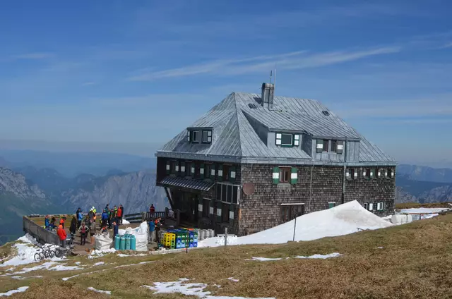 Versorgungstag auf der Reichensteinhütte: Viele Helferinnen und Helfer stehen bereit und warten auf die Lieferung des Helikopters. | Foto: WAFO