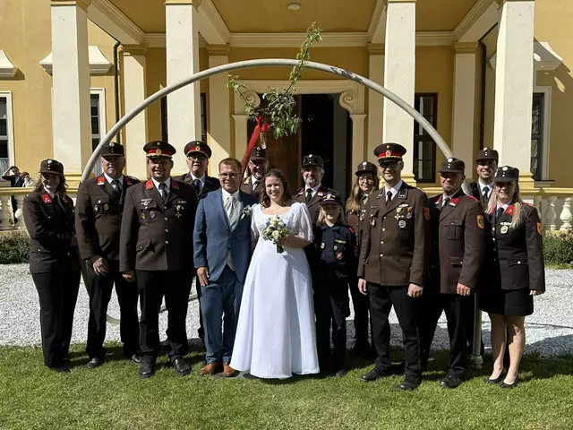 Das Brautpaar unter dem Schlauchbogen. | Foto: FF Göpfritz an der Wild