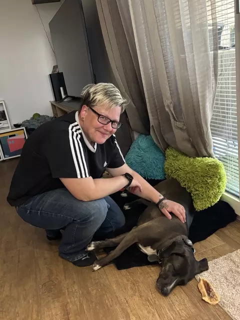 Sissy mit Hündin "Coco", die vor rund drei Jahren aus dem Tierheim übernommen wurde. | Foto: Waltraud Fischer