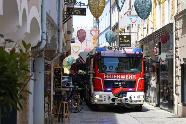 Wegen angebranntem Essen: Feuerwehr musste durch die enge Schmidgasse in der Welser Innenstadt zu einem gemeldeten Brand vorrücken. | Foto: laumat.at