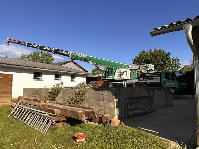 Firma Trost beförderte der 14 Tonnen schwere Kitting mittels Kran auf den Transporter  | Foto: Lisa Stöckl 