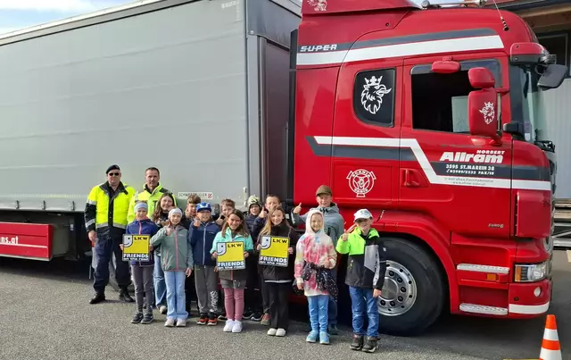 Gruppeninspektor Thomas Bischinger und Norbert Allram sen. mit Kindern der Volksschule Brunn (3. und 4. Schulstufe). | Foto: Elke Winkler