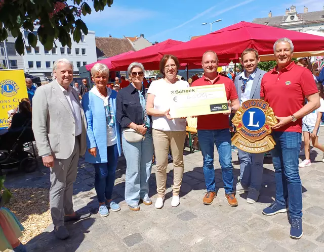 6.000 Euro für das Präventionsprogramm in der Volksschule und in der Sonderschule: v. l. Bürgermeister Alfred Babinsky, Bildungsstadträtin Elisabeth Schüttengruber-Holly, Sonderschulleiterin Birgit Fürst, Volksschuldirektorin Gabriele Mattes, Vizepräsident Georg Leeb, LAbg. Mag. Georg Ecker, Clubmeister Helmut Schneider  | Foto: Lions Club