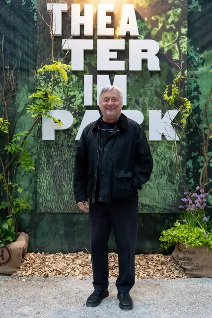 "Ein sehr schöner Auftrittsort, fast zu schön. Man muss aufpassen, dass man von der Schönheit der Bäume nicht erschlagen wird", sagt der Kabarettist Andreas Vitásek. | Foto: Patricia Hillinger