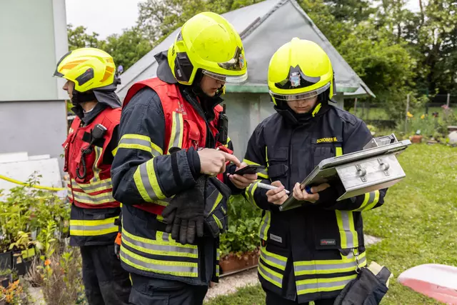 Die Feuerwehrleute koordinieren das weitere Vorgehen vor Ort. | Foto: BFKDO Hollabrunn