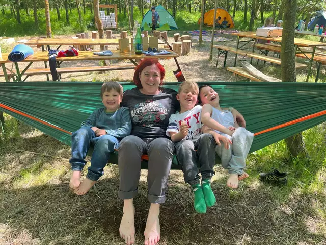 Christine Thullner in ihrem Element. Die Pädagogin verwandelte mithilfe ihrer Kolleginnen und Kollegen den Wald in ein Abenteuer. | Foto: Kindergarten Gols