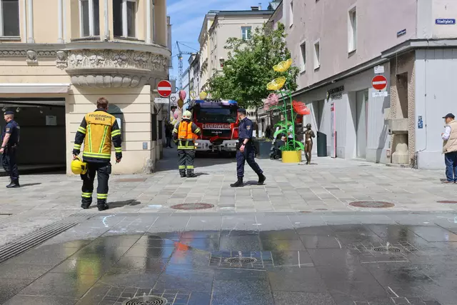 Wegen angebranntem Essen: Feuerwehr musste durch die enge Schmidgasse in der Welser Innenstadt zu einem gemeldeten Brand vorrücken. | Foto: laumat.at