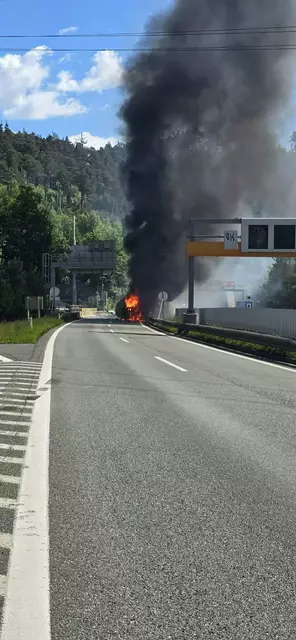 Lkw-Brand auf 13: Im Einsatz standen mehrere Polizeistreifen, die ASFINAG, zwei Rettungsfahrzeuge mit sechs Rettungssanitäterinnen und -sanitätern, ein Notarzt mit Begleitfahrer, die Berufsfeuerwehr Innsbruck mit elf Fahrzeugen und 21 Einsatzkräften sowie die Freiwillige Feuerwehr Amras mit 19 Feuerwehrleuten. | Foto: Rotes Kreuz