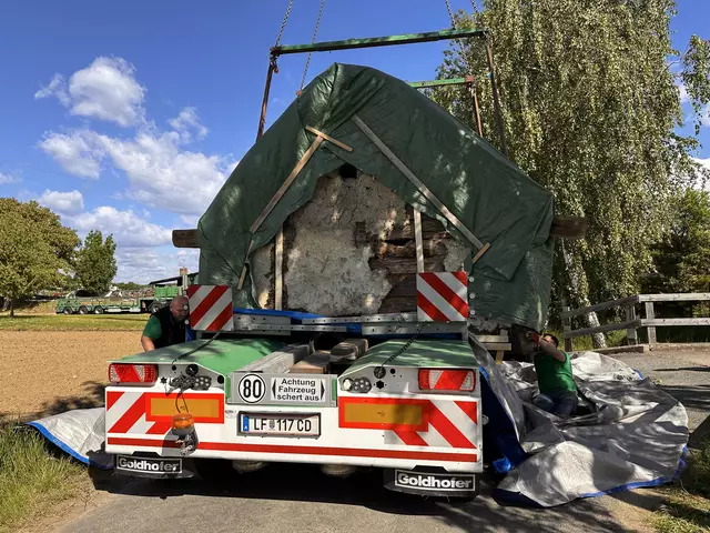 Der Kitting wird für den Transport vorbereitet und fixiert  | Foto: Lisa Stöckl 