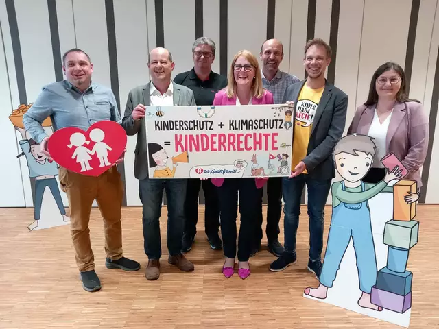 Andreas Stuhlberger (2. v. l.) übergibt den Vorsitz an Gabi Knauseder (Mitte). | Foto: Kinderfreunde Region Innviertel