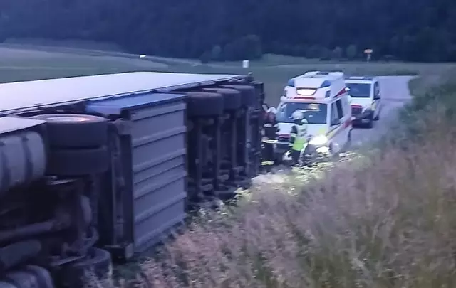 Das umgekippte Fahrzeug. | Foto: Freiwillige Feuerwehr Dellach im Drautal