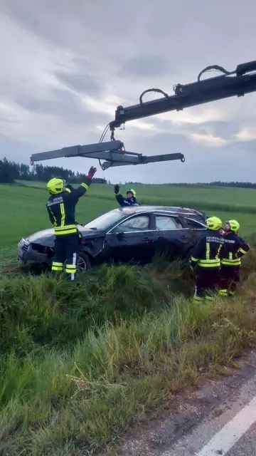 Das Unfallfahrzeug wurde von der FF Friedersbach mit dem Kranfahrzeug geborgen. | Foto: FF Friedersbach