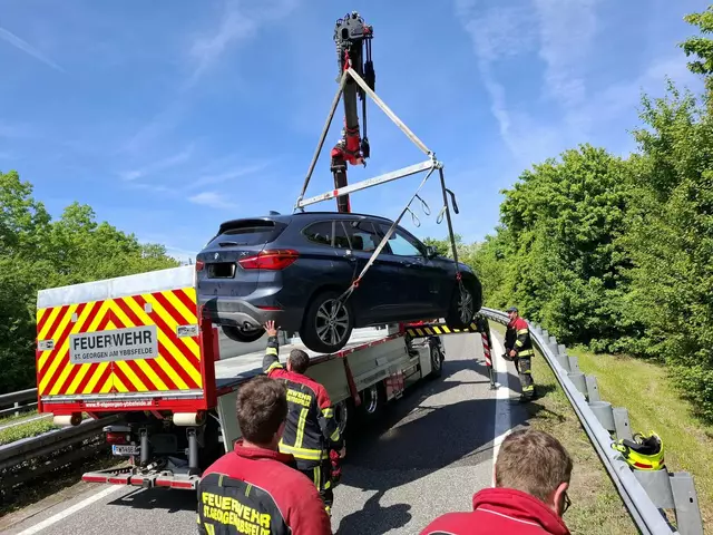 Nach PKW-Brand auf der A1: Feuerwehr empfiehlt Feuerlöscher im Auto | Foto: Bfkdo Amstetten / FF St. Georgen