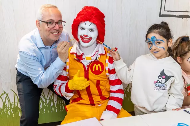 Schminkstation beim 55 Jahre McDonalds-Fest: Michael Trittinger, Ronald McDonald und Kinder. | Foto: Christian Husar